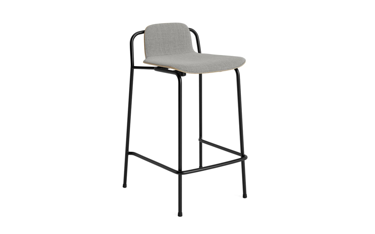 Studio Barstuhl 65 cm frontpolster schwarzes Stahl/ Eiche/ Remix in Remix 133 präsentiert im Onlineshop von KAQTU Design AG. Barhocker ist von Normann Copenhagen