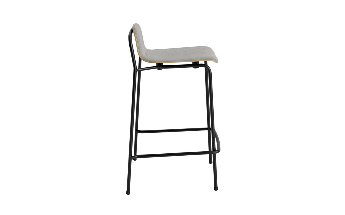 Studio Barstuhl 65 cm frontpolster schwarzes Stahl/ Eiche/ Remix in Remix 133 präsentiert im Onlineshop von KAQTU Design AG. Barhocker ist von Normann Copenhagen