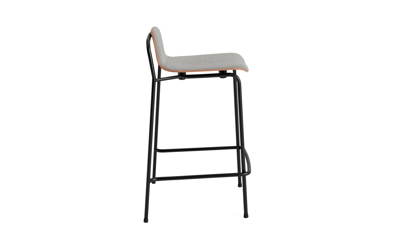 Erleben Sie den stilvollen Studio Barstuhl 65 cm von Normann Copenhagen. Mit seinem eleganten Stahlrahmen und der komfortablen braunen Sitzfläche ist er die perfekte Ergänzung für jeden Raum.