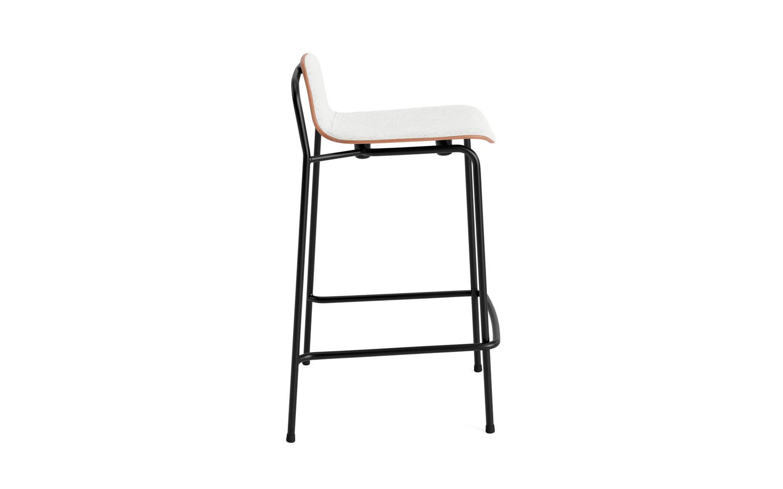 Erleben Sie den modernen Studio Barstuhl 65 cm von Normann Copenhagen. Mit seinem eleganten Design aus schwarzem Stahl und braunem Hallingdal-Polster ist er der perfekte Blickfang für jede Bar oder Küche.