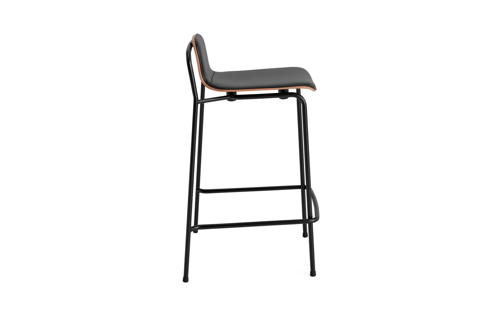 Erleben Sie den modernen Studio Barstuhl 65 cm von Normann Copenhagen. Sein schlanker Stahlrahmen und das braune Ultra-Polster bieten zeitlose Eleganz und Komfort.