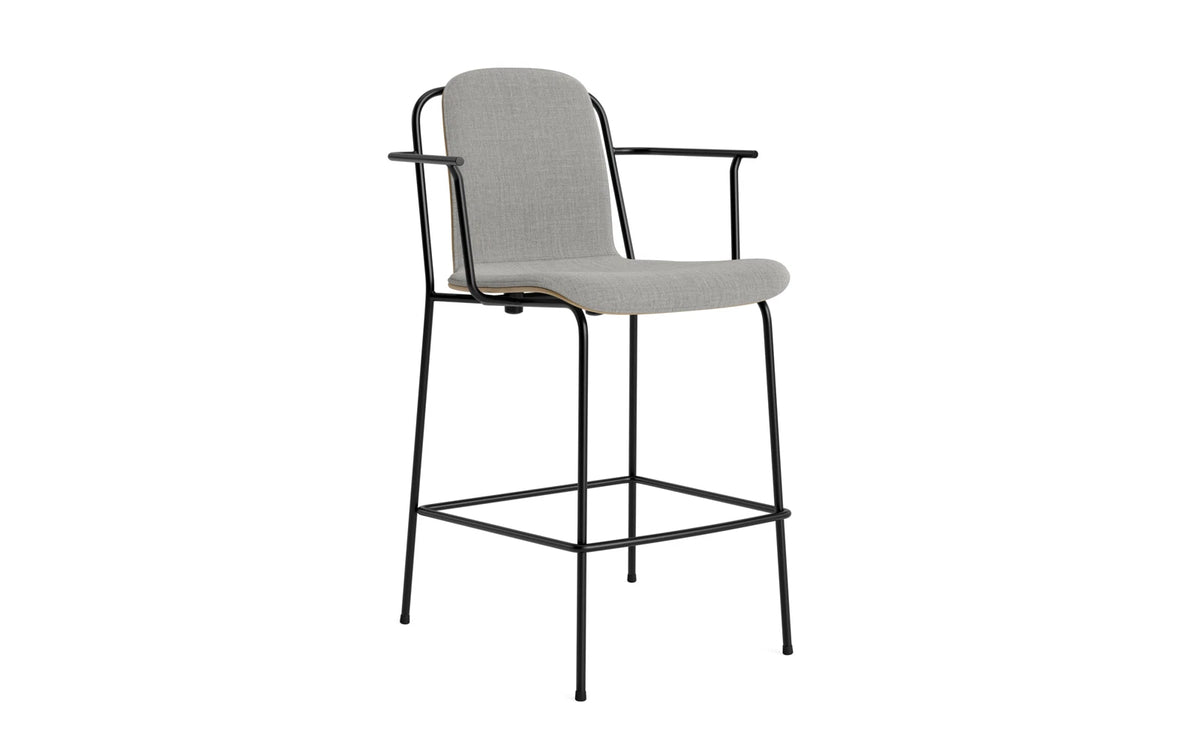 Studio Barstuhl mit Armlehne 65 cm frontpolster schwarzes Stahl/ Eiche/ Remix in Remix 133 präsentiert im Onlineshop von KAQTU Design AG. Barstuhl ist von Normann Copenhagen