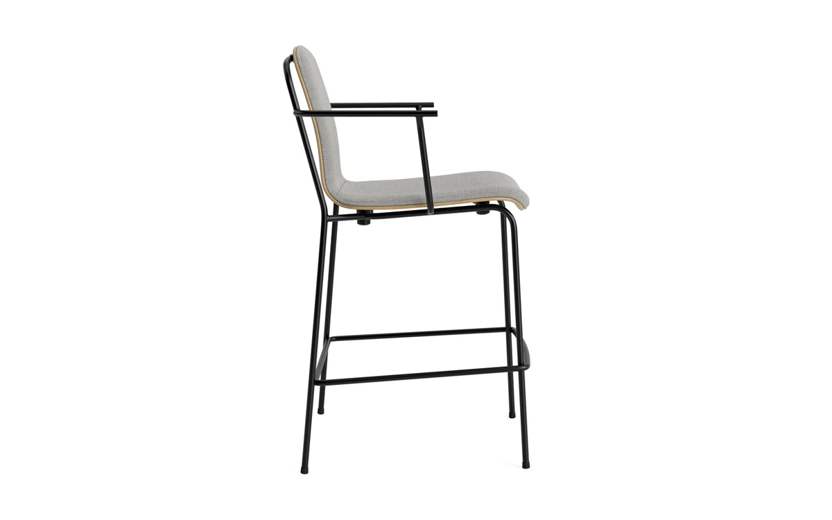 Studio Barstuhl mit Armlehne 65 cm frontpolster schwarzes Stahl/ Eiche/ Remix in Remix 133 präsentiert im Onlineshop von KAQTU Design AG. Barstuhl ist von Normann Copenhagen