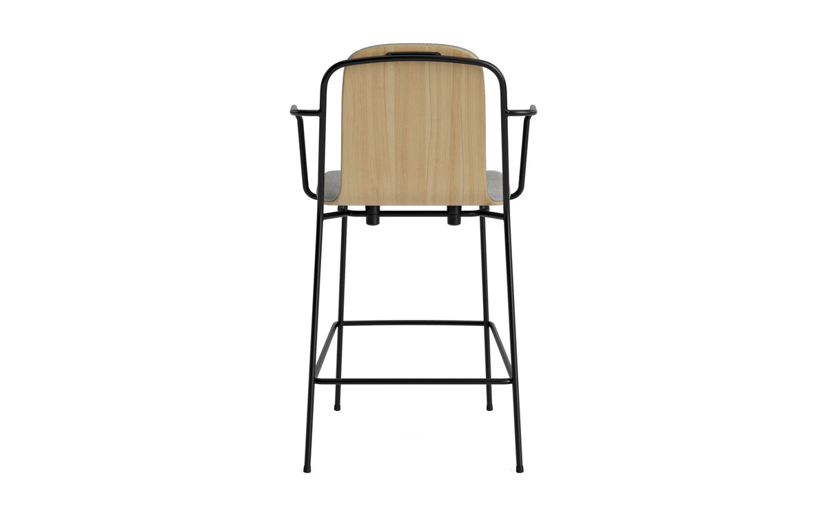 Studio Barstuhl mit Armlehne 65 cm frontpolster schwarzes Stahl/ Eiche/ Remix in Remix 133 präsentiert im Onlineshop von KAQTU Design AG. Barstuhl ist von Normann Copenhagen