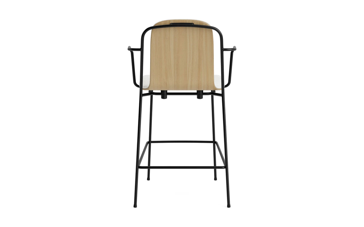 Studio Barstuhl mit Armlehne 65 cm frontpolster schwarzes Stahl/ Eiche/ Hallingdal in Hallingdal 110 präsentiert im Onlineshop von KAQTU Design AG. Barstuhl ist von Normann Copenhagen