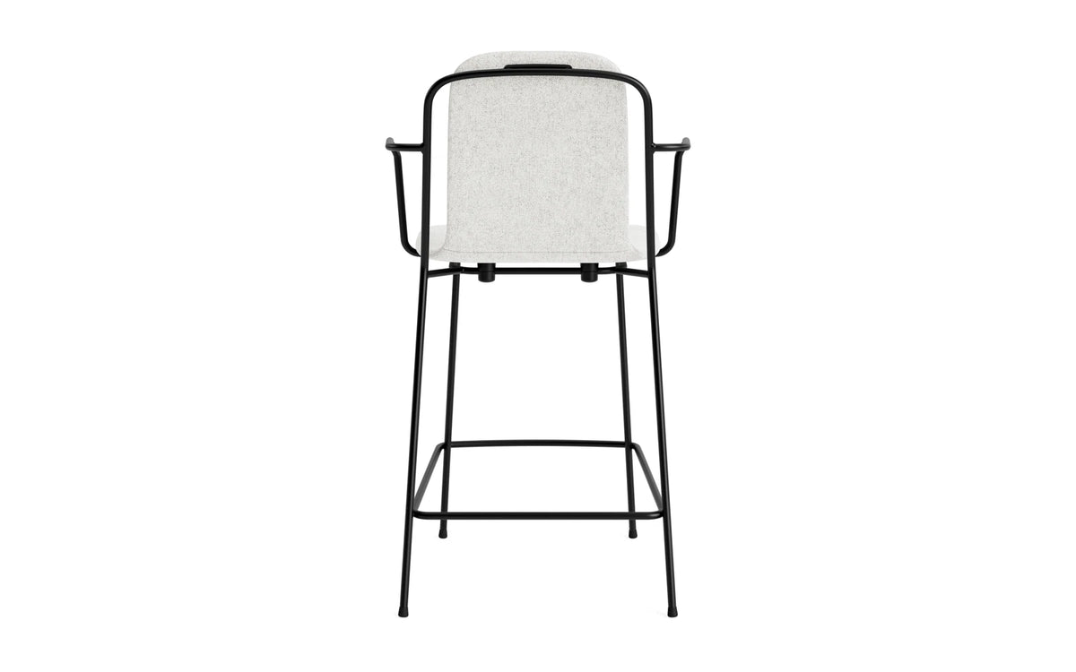 Studio Barstuhl mit Armlehne 65 cm gepolstert schwarzes Stahl/ Hallingdal in Hallingdal 110 präsentiert im Onlineshop von KAQTU Design AG. Barstuhl ist von Normann Copenhagen