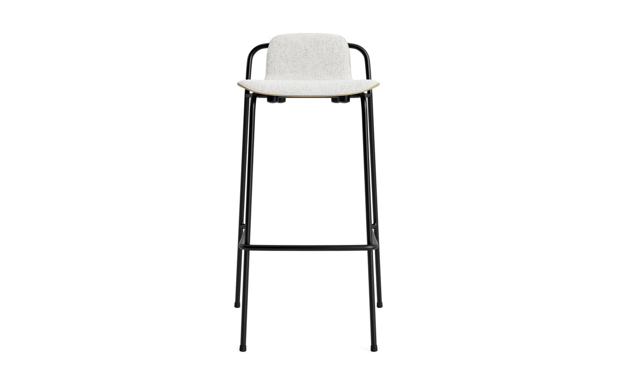 Studio Barhocker 75 cm Frontpolster Schwarz Stahl Eiche/ Hallingdal in Hallingdal 110 präsentiert im Onlineshop von KAQTU Design AG. Barstuhl ist von Normann Copenhagen
