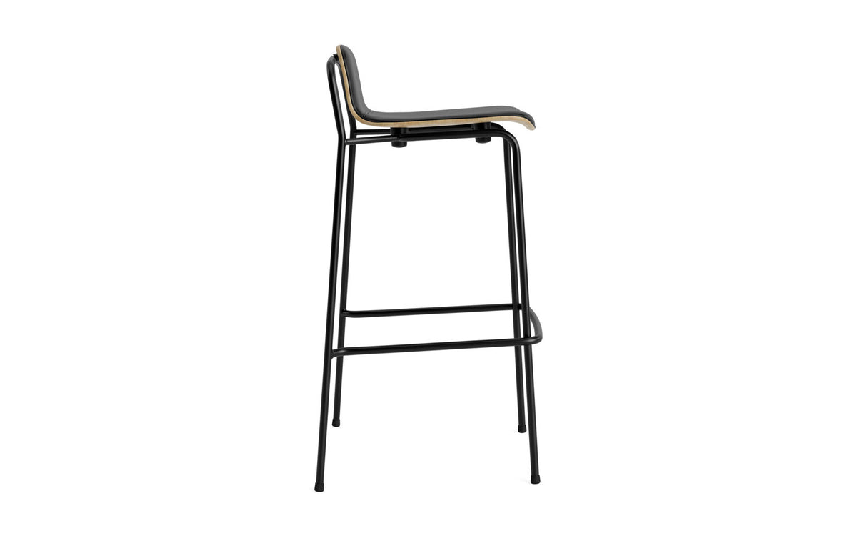 Studio Barhocker 75 cm Frontpolster Schwarz Stahl Eiche/ Hallingdal in Ultra 41599 präsentiert im Onlineshop von KAQTU Design AG. Barstuhl ist von Normann Copenhagen