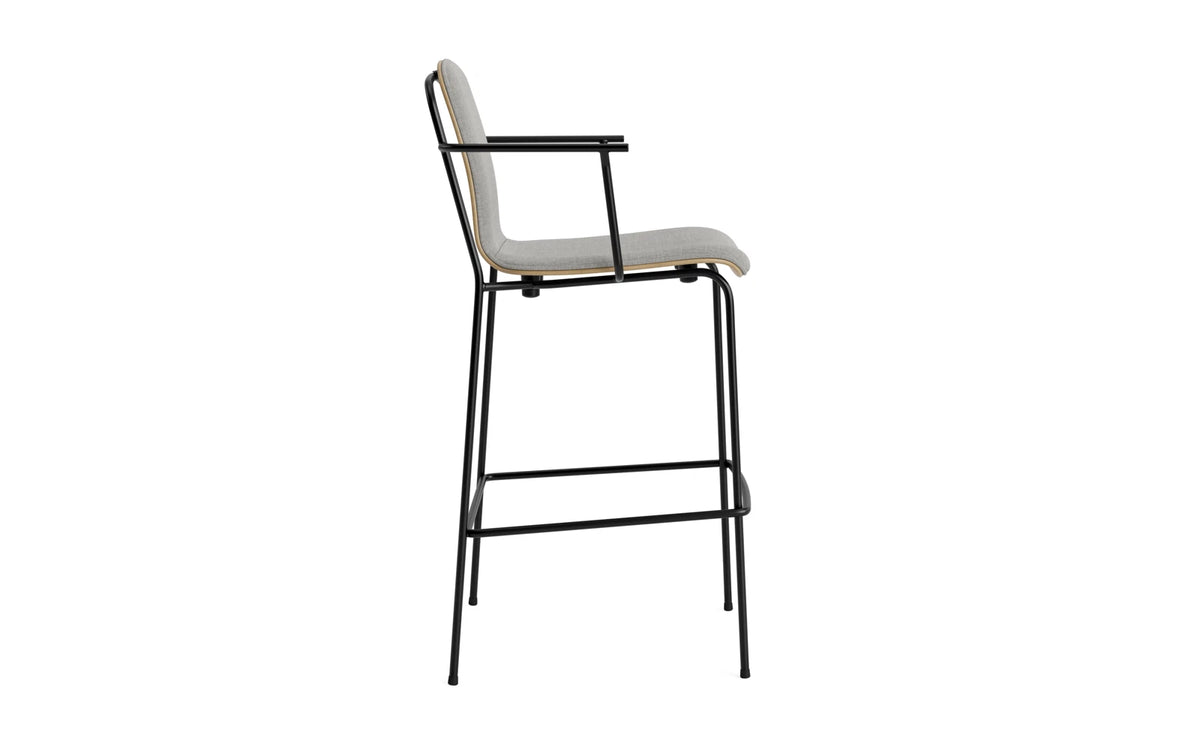 Studio Barstuhl mit Armlehne 75 cm frontpolster schwarzes Stahl/ Eiche/ Remix in Remix 133 präsentiert im Onlineshop von KAQTU Design AG. Barstuhl ist von Normann Copenhagen