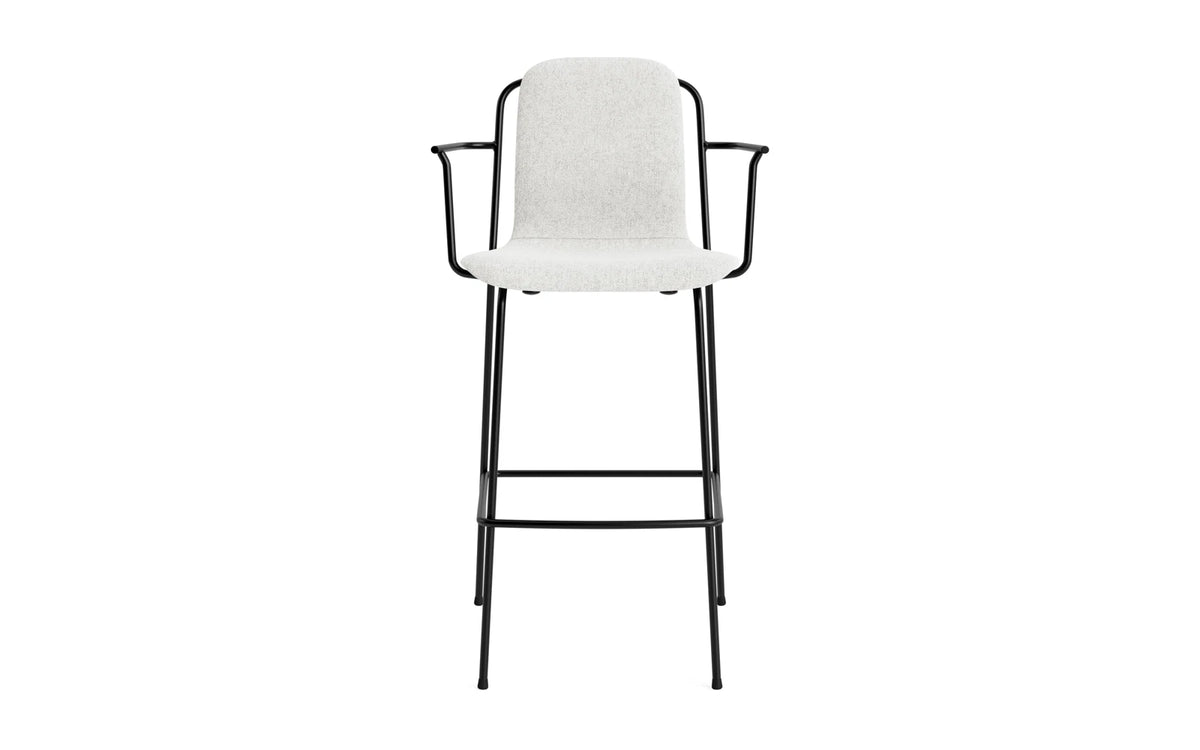 Studio Barstuhl mit Armlehne 75 cm gepolstert schwarzes Stahl/ Hallingdal in Hallingdal 110 präsentiert im Onlineshop von KAQTU Design AG. Barstuhl ist von Normann Copenhagen