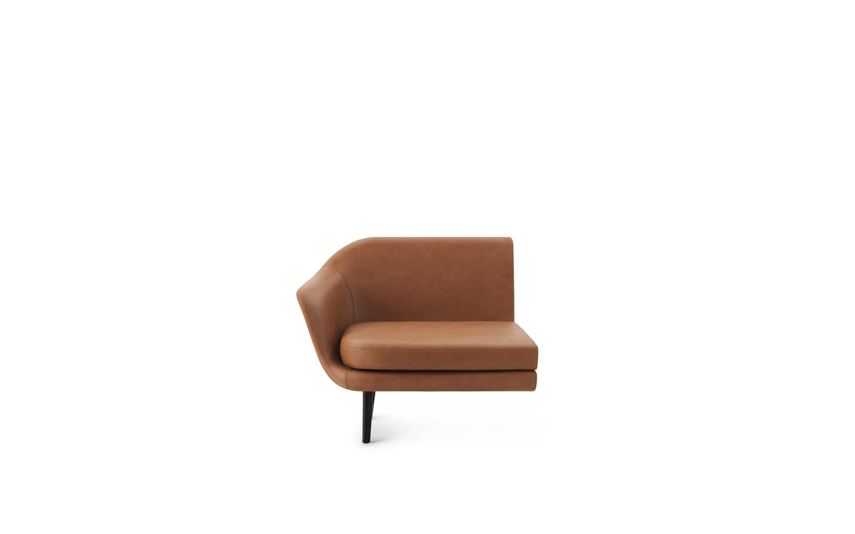 Sofa-Modul mit linker Armlehne, Bezug aus Ultra Leder in Brandy-Optik, schwarzen Aluminiumbeinen und abgerundeten Konturen.