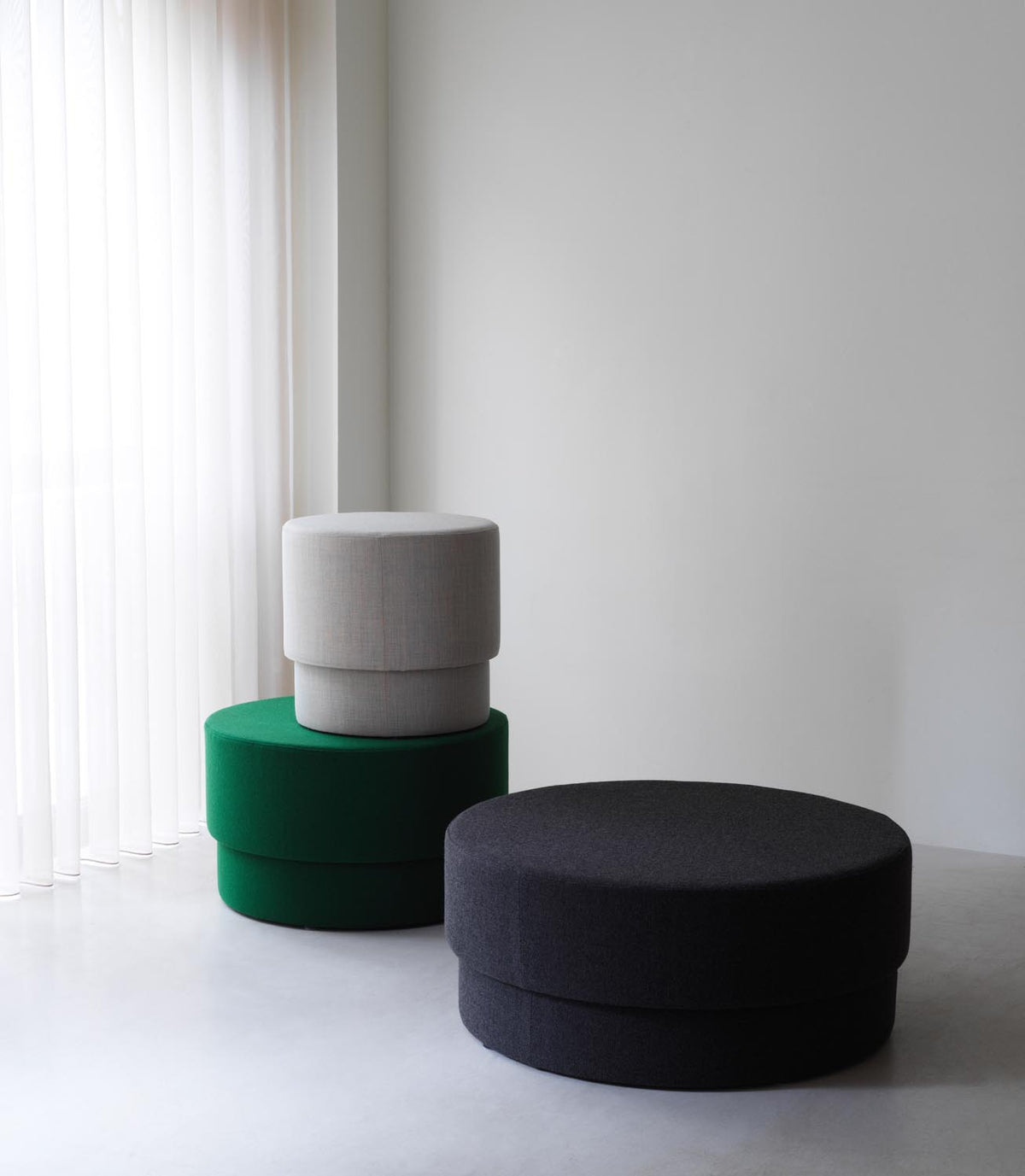 Runder Pouf aus PU-Schaum auf Sperrholzsockel, bezogen mit Textil Canvas 224, Modell Silo Pouf klein von Normann Copenhagen.