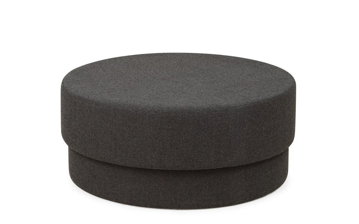 Zylindrischer Pouf aus Sperrholz und PU-Schaum, bezogen mit Textilstoff Hallingdal 0173, Durchmesser 90 cm, Höhe 39 cm.