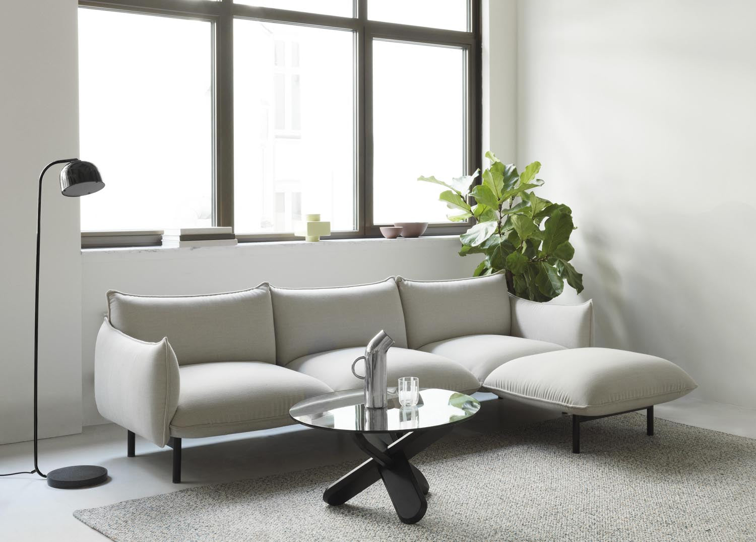Erleben Sie das Ark modulare Sofa von Normann Copenhagen: Ein elegantes 3-Sitzer mit Chaise Longue, das durch seine sanften Kurven und hochwertigen Materialien besticht.