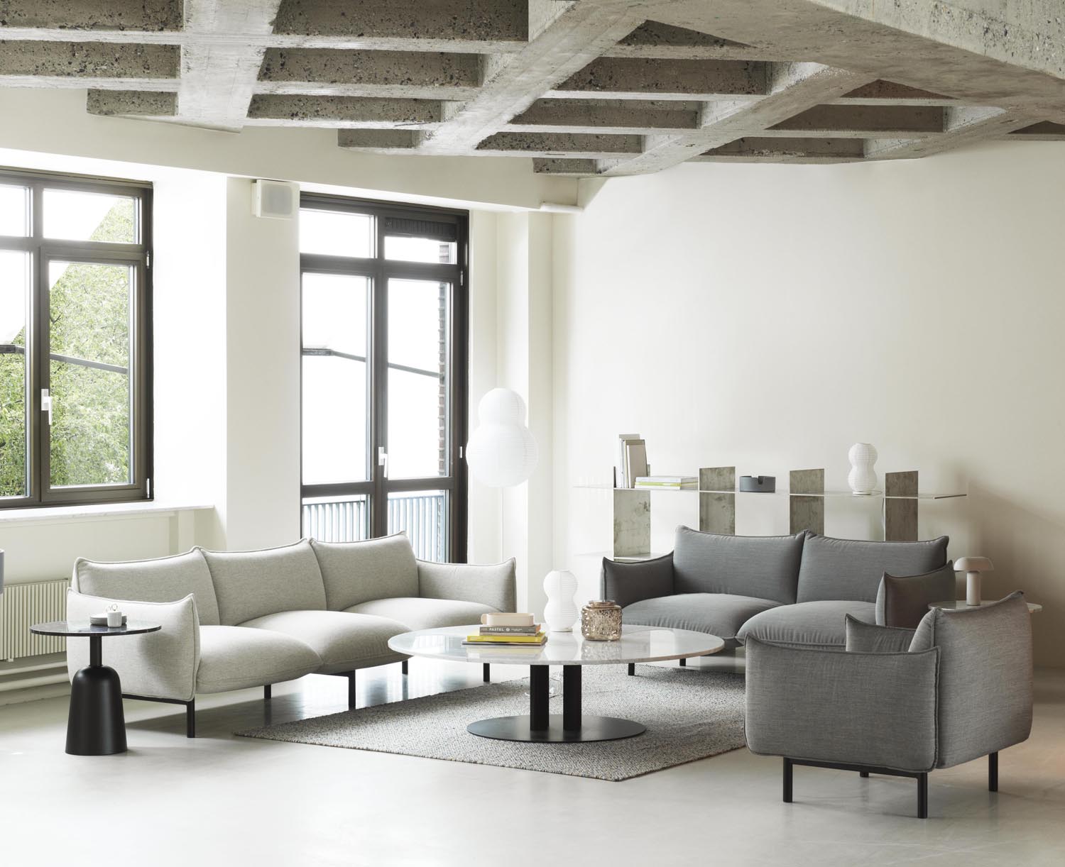 Erleben Sie das Ark 2-Sitzer Sofa von Normann Copenhagen – ein modernes, elegantes Sofa mit sanften Kurven und erstklassigem Sitzkomfort.