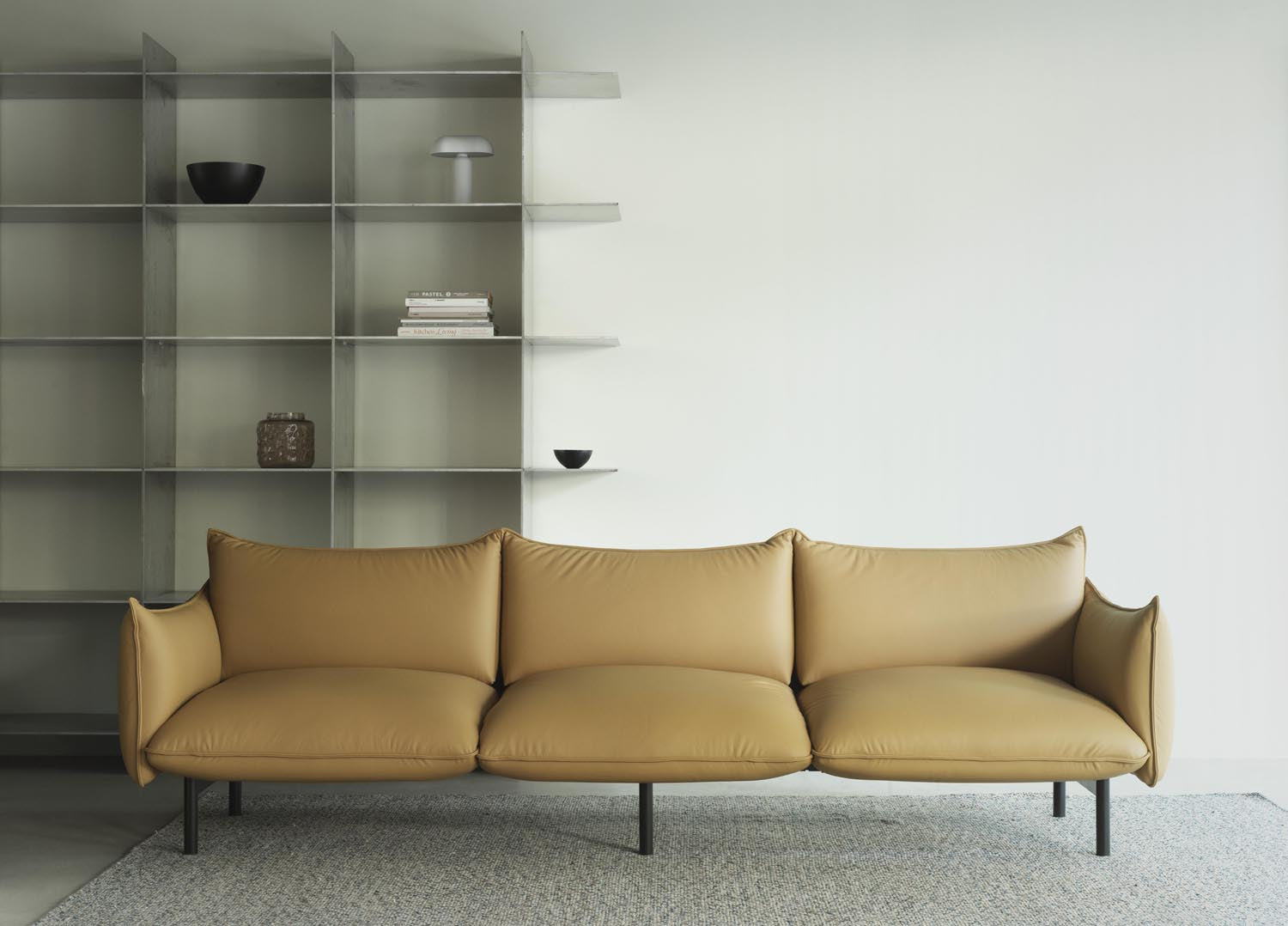 Erleben Sie das Ark 3er Sofa von Normann Copenhagen – ein elegantes Design mit geschwungenen Linien, das Komfort und Nachhaltigkeit vereint.