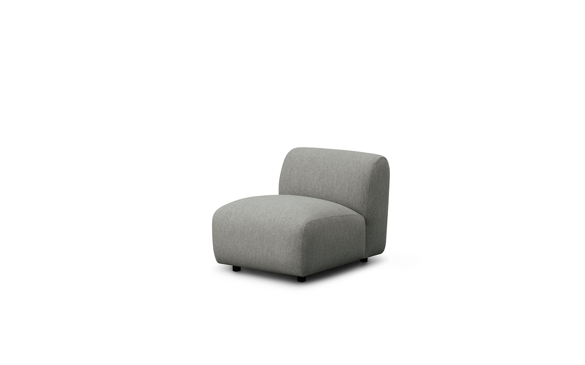 Modulares 3er Sofa Swell mit Chaise Longue links und Armlehne, Bezug in Stoff Hallingdal 0110, Holzrahmen und bemalte Eschenholzbeine.