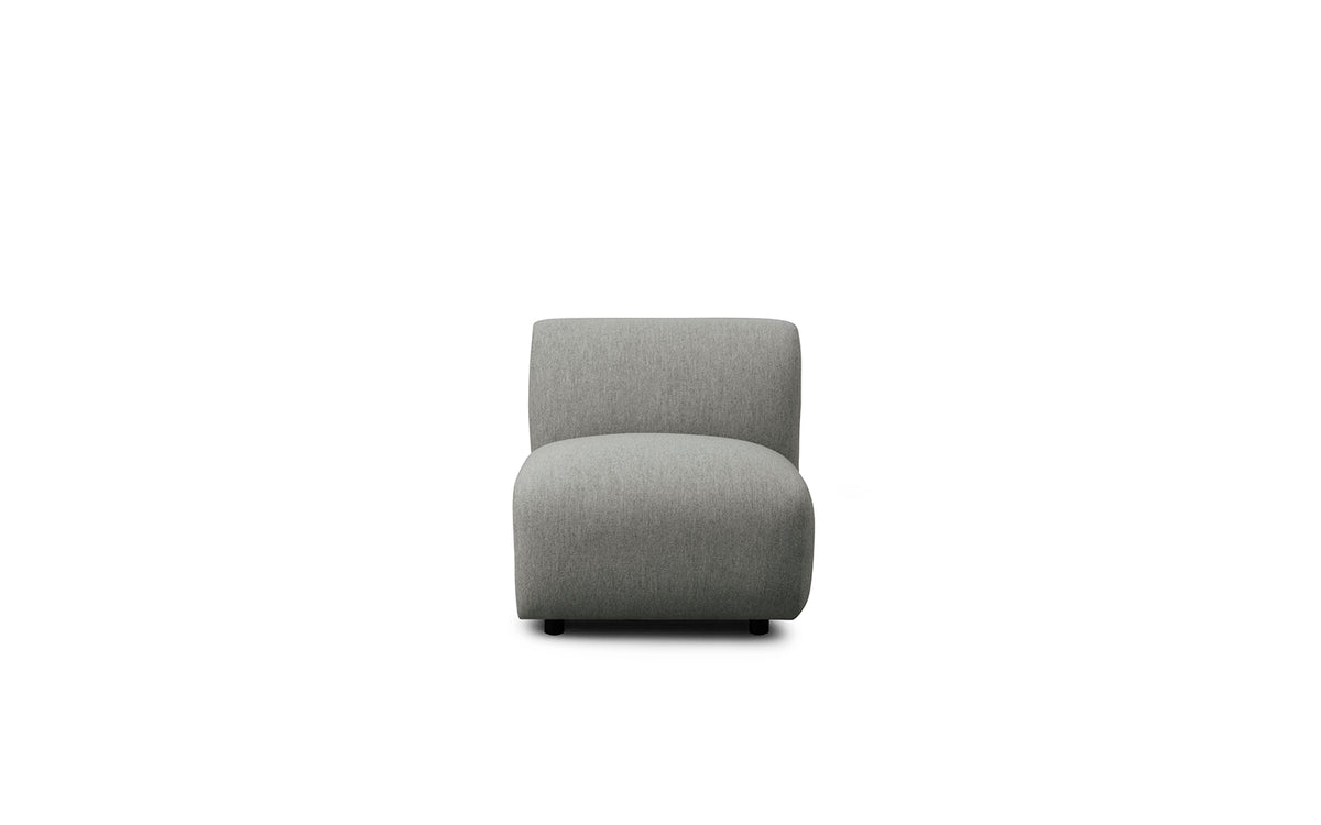 Modulares 3er Sofa Swell mit Chaise Longue links und Armlehne, Bezug in Stoff Hallingdal 0110, Holzrahmen und bemalte Eschenholzbeine.