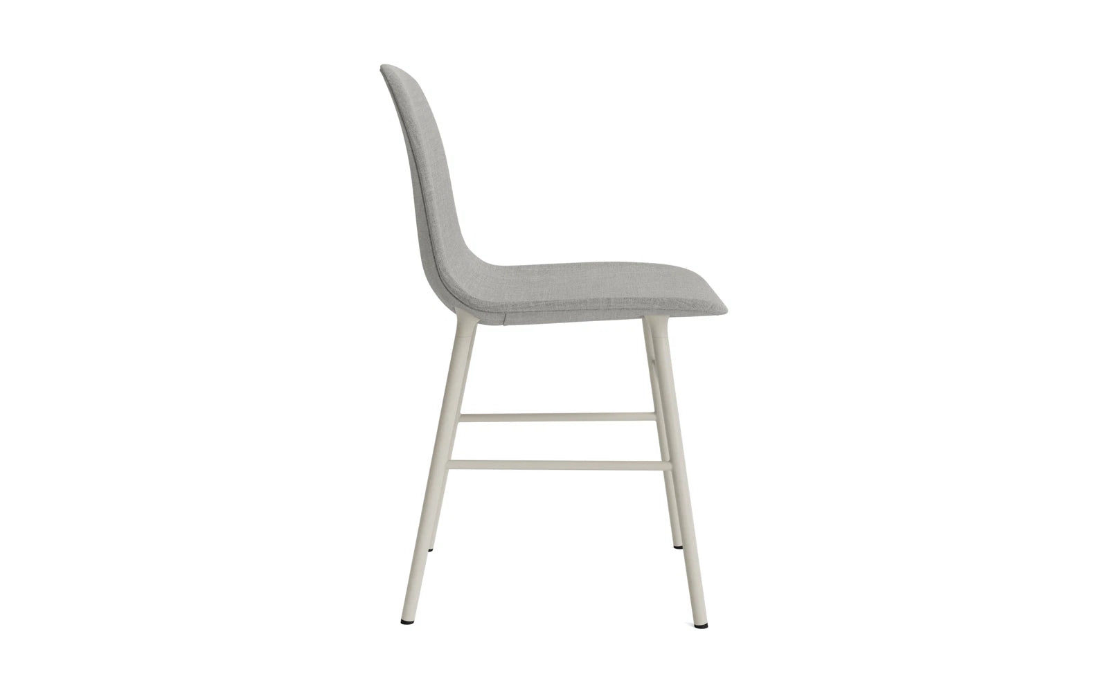 Der Form Stuhl gepolstert in Hellgrau von Normann Copenhagen vereint modernes Design mit hochwertiger Verarbeitung und ist ideal für jeden Raum.