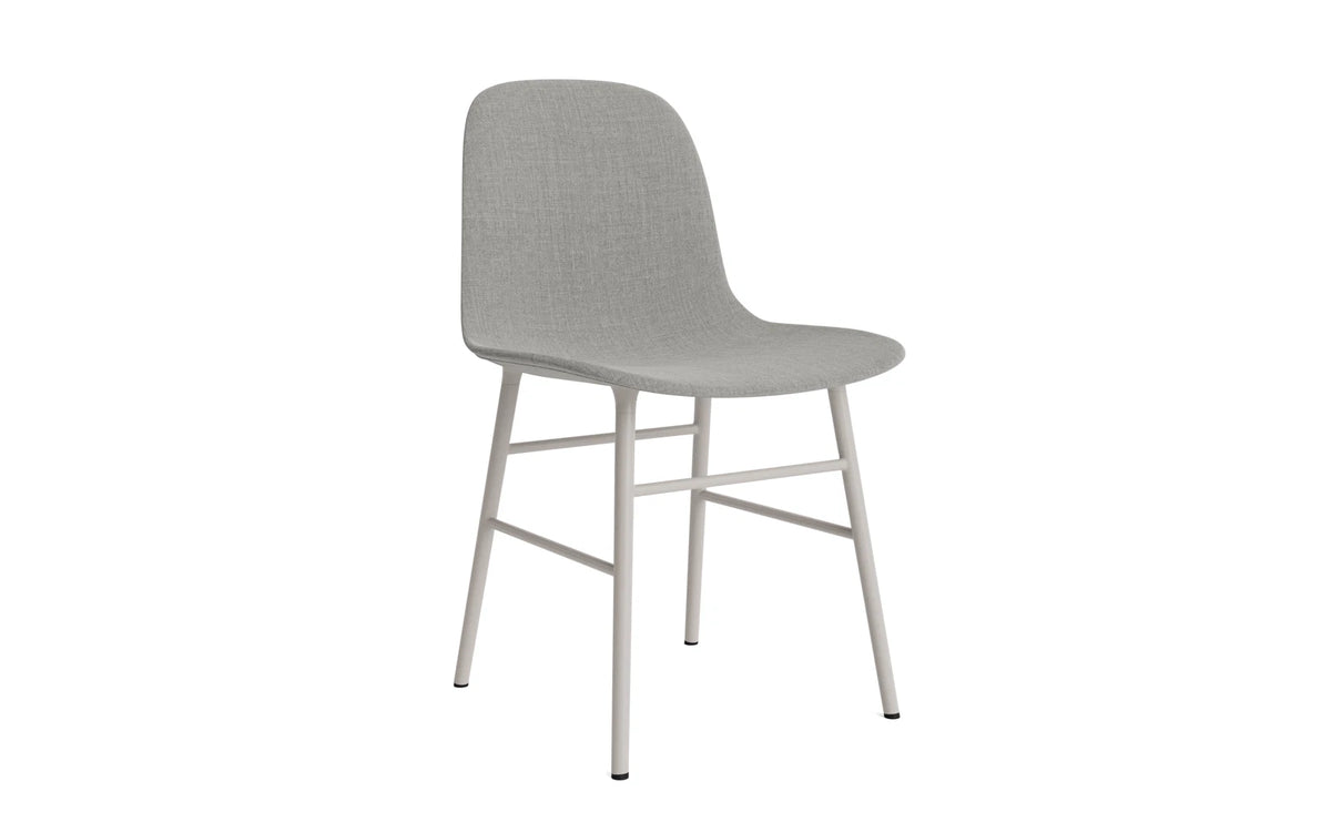 Form Stuhl gepolstert Warmes Grau Stahl Remix in Remix 133 präsentiert im Onlineshop von KAQTU Design AG. Stuhl ist von Normann Copenhagen