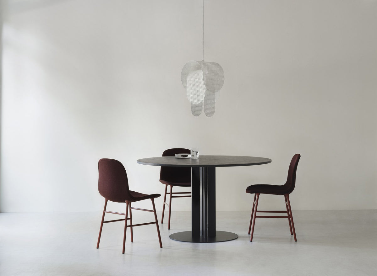 Form Stuhl gepolstert Stahl von Normann Copenhagen: schwarze Sitzschale aus Polypropylen mit Polster, Gestell aus pulverbeschichtetem Stahl.