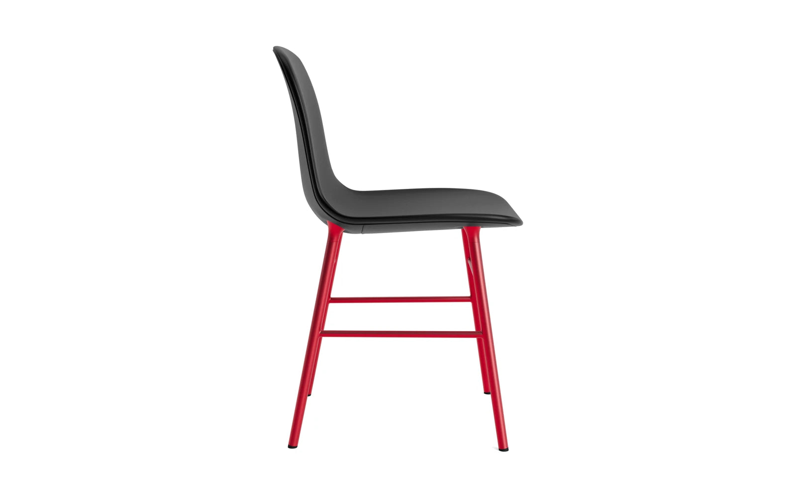Entdecken Sie den Form Stuhl in leuchtendem Rot von Normann Copenhagen – ein stilvolles Designhighlight, das Komfort und Eleganz vereint.