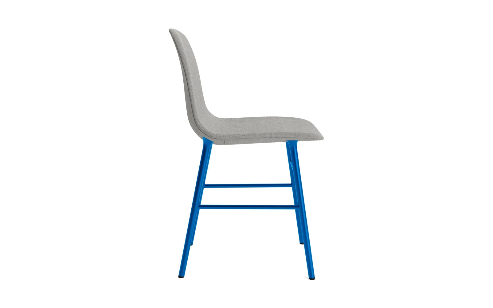 Entdecken Sie den Form Stuhl in leuchtendem Blau von Normann Copenhagen – ein stilvolles, gepolstertes Designhighlight für Ihr Zuhause.