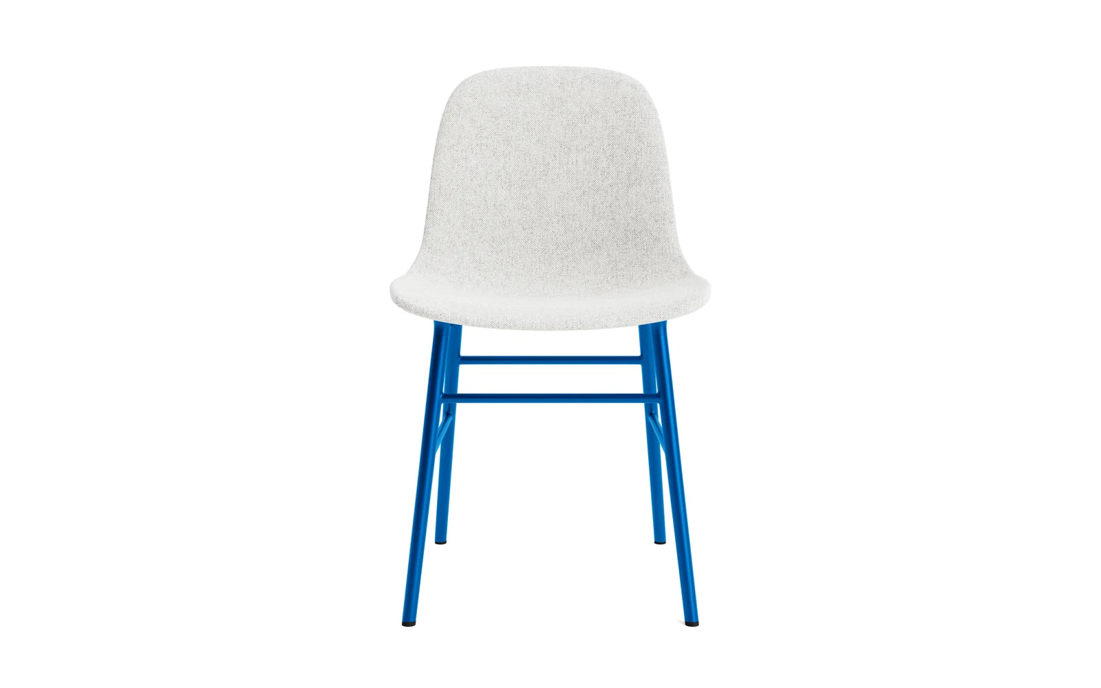 Erleben Sie den gepolsterten Form Stuhl in leuchtendem Blau von Normann Copenhagen – ein elegantes Designhighlight für Ihr Zuhause.