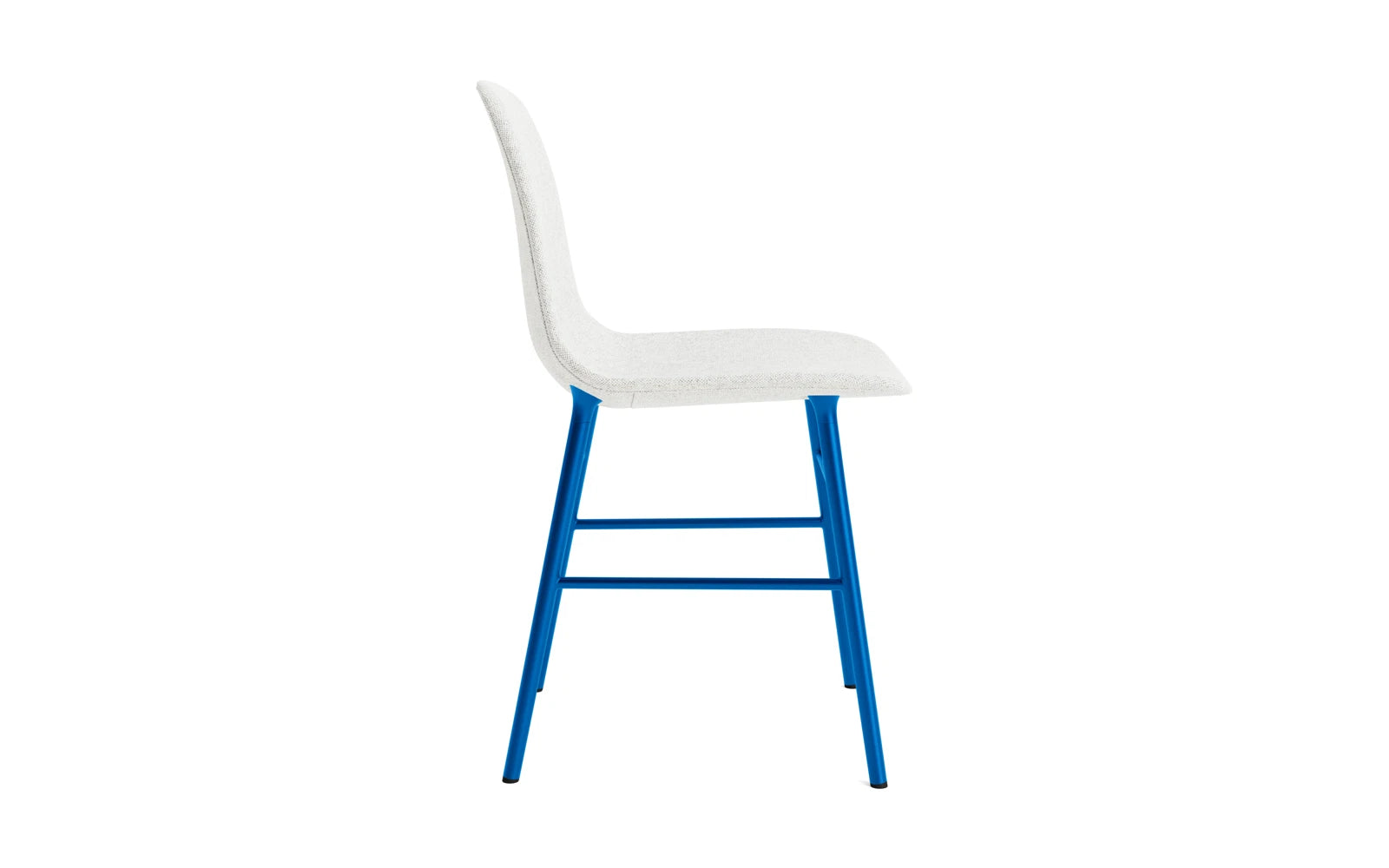 Entdecken Sie den Form Stuhl in strahlendem Blau von Normann Copenhagen – ein stilvolles Möbelstück, das Komfort und skandinavisches Design vereint.