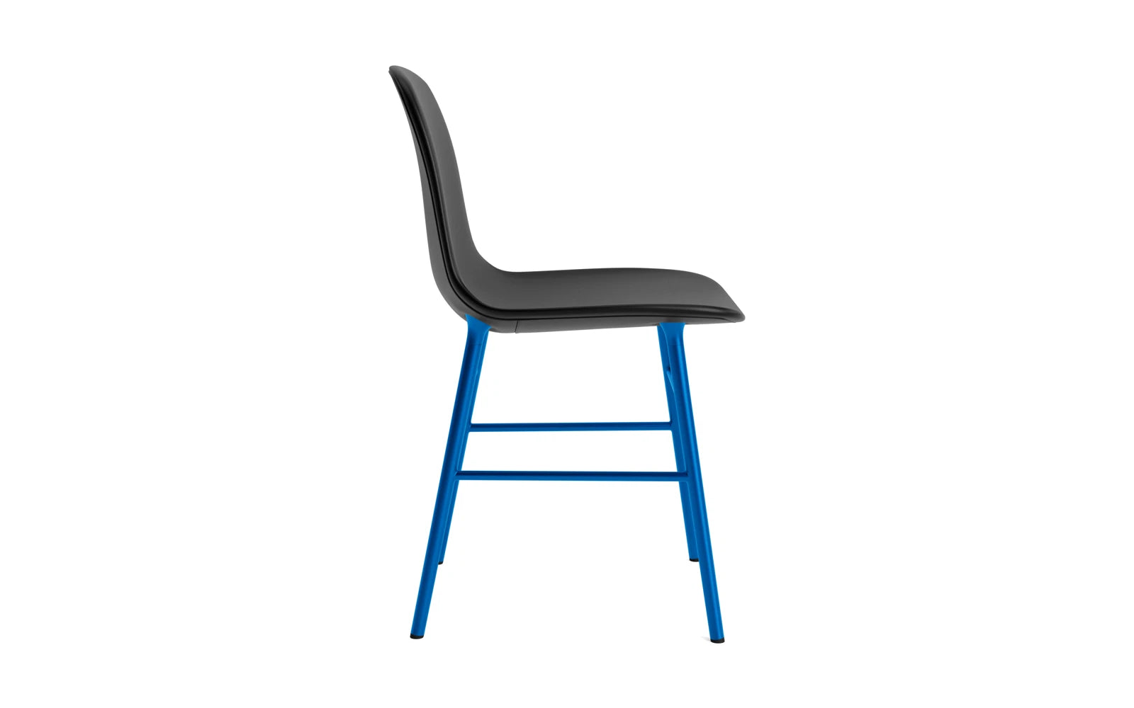 Entdecken Sie den Form Stuhl in leuchtendem Blau von Normann Copenhagen – ein stilvolles Möbelstück, das Komfort und modernes Design vereint.