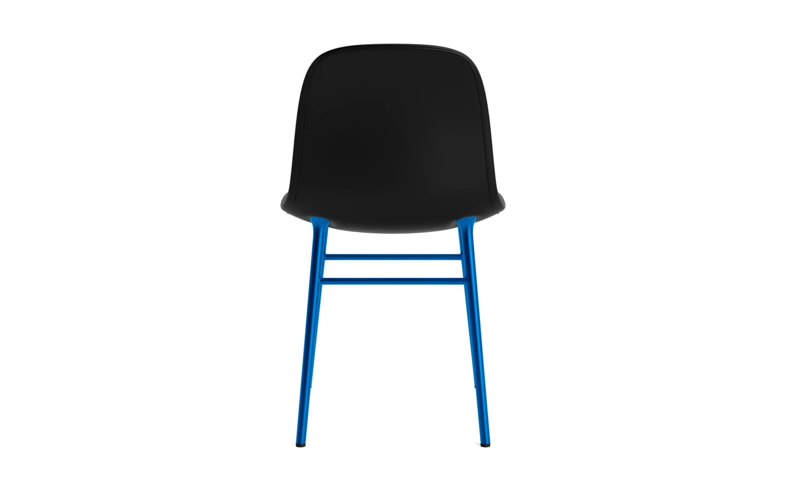 Erleben Sie den Form Stuhl in strahlendem Blau von Normann Copenhagen – ein elegantes Designstück, das Komfort und Stil perfekt kombiniert.
