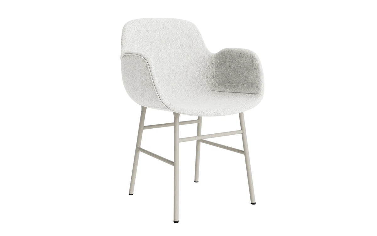 Form Lehnstuhl gepolstert Hellgrau stahl Hallingdal in Hallingdal 110 präsentiert im Onlineshop von KAQTU Design AG. Stuhl mit Armlehne ist von Normann Copenhagen