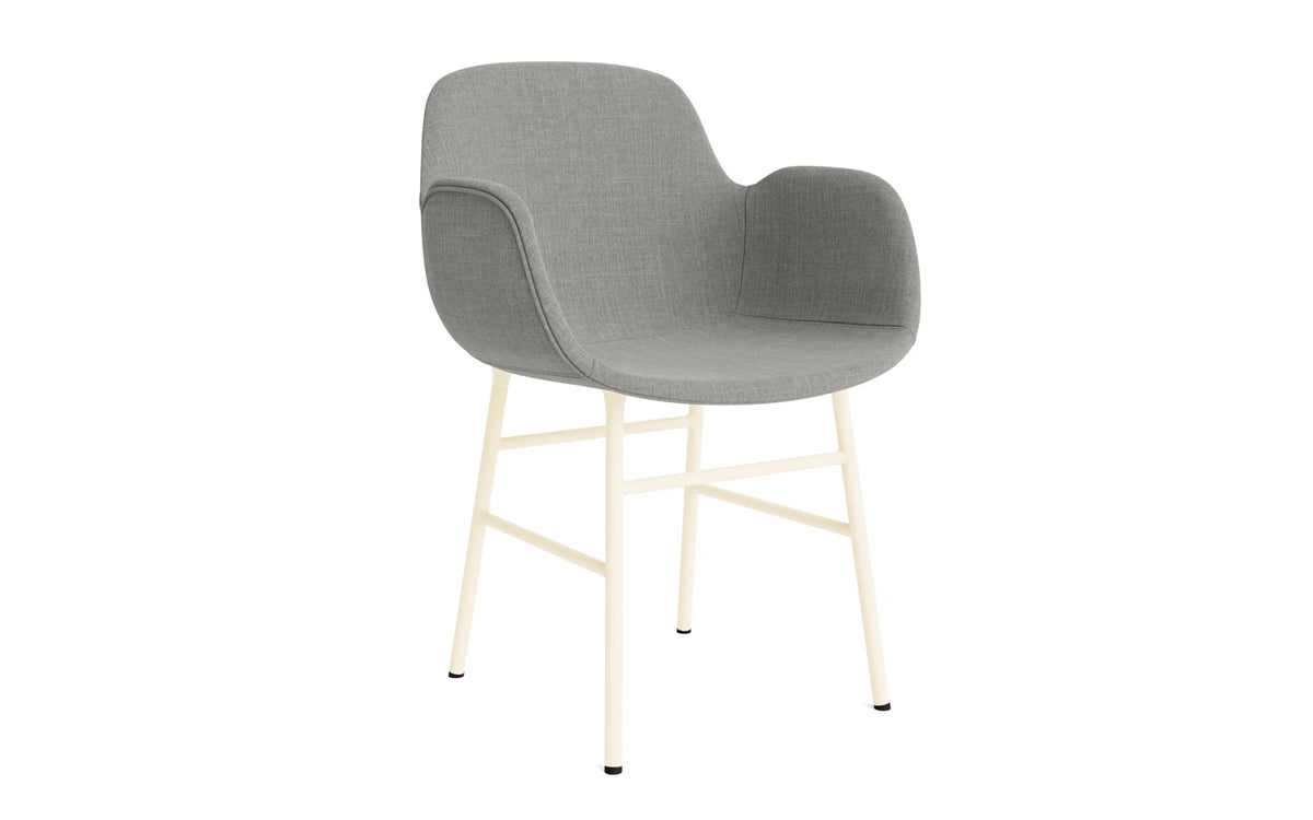 Form Lehnstuhl gepolstert Creme Stahl Remix in Remix 133 präsentiert im Onlineshop von KAQTU Design AG. Stuhl mit Armlehne ist von Normann Copenhagen
