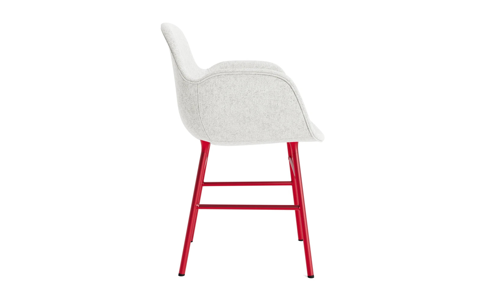 Entdecken Sie den Form Lehnstuhl in leuchtendem Rot von Normann Copenhagen – ein stilvolles, gepolstertes Designhighlight für Ihr Zuhause.