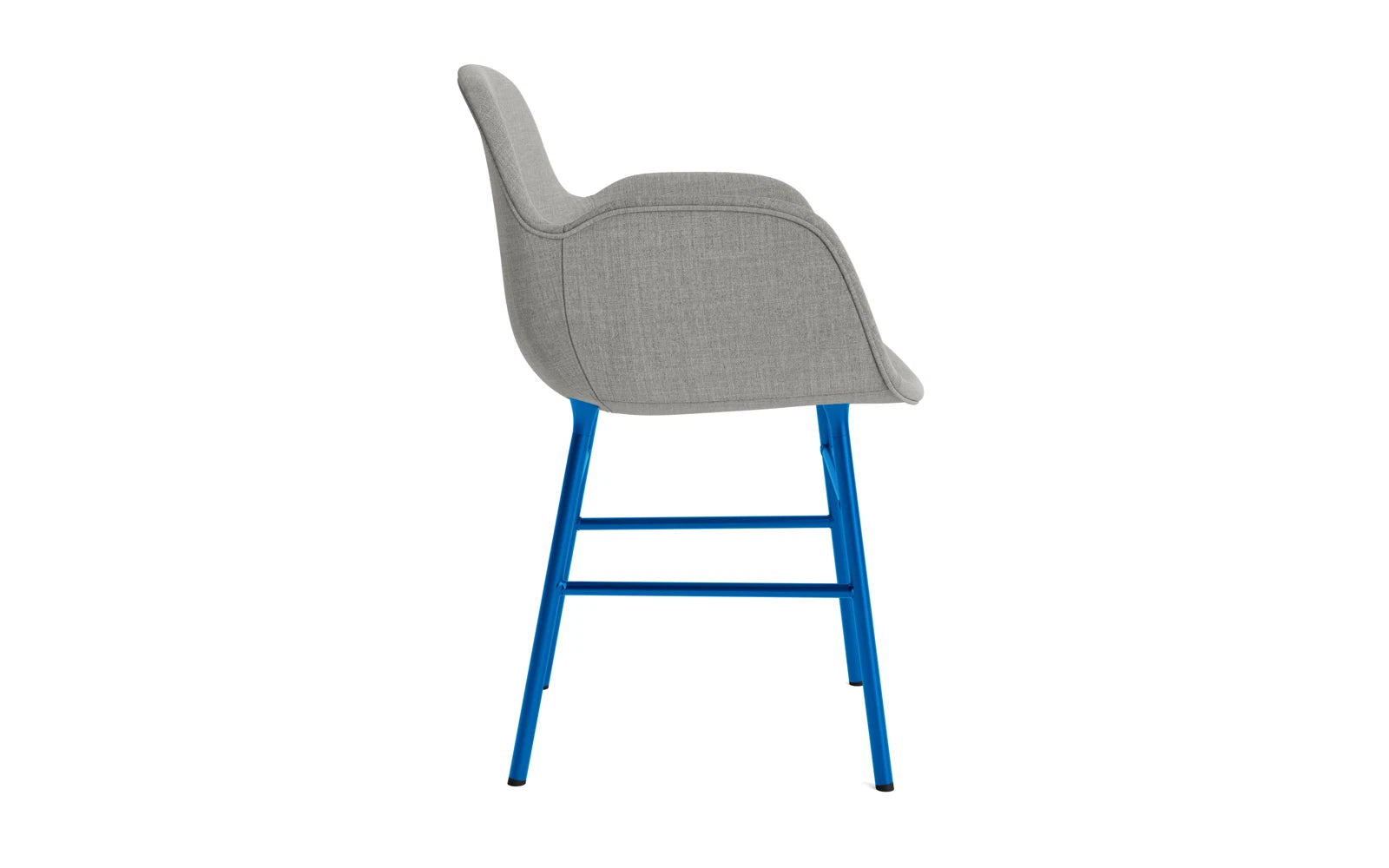Entdecken Sie den Form Lehnstuhl in strahlendem Blau von Normann Copenhagen. Hochwertige Polsterung, eleganter Stahlrahmen und vielfältige Gestaltungsmöglichkeiten für Ihr Zuhause!
