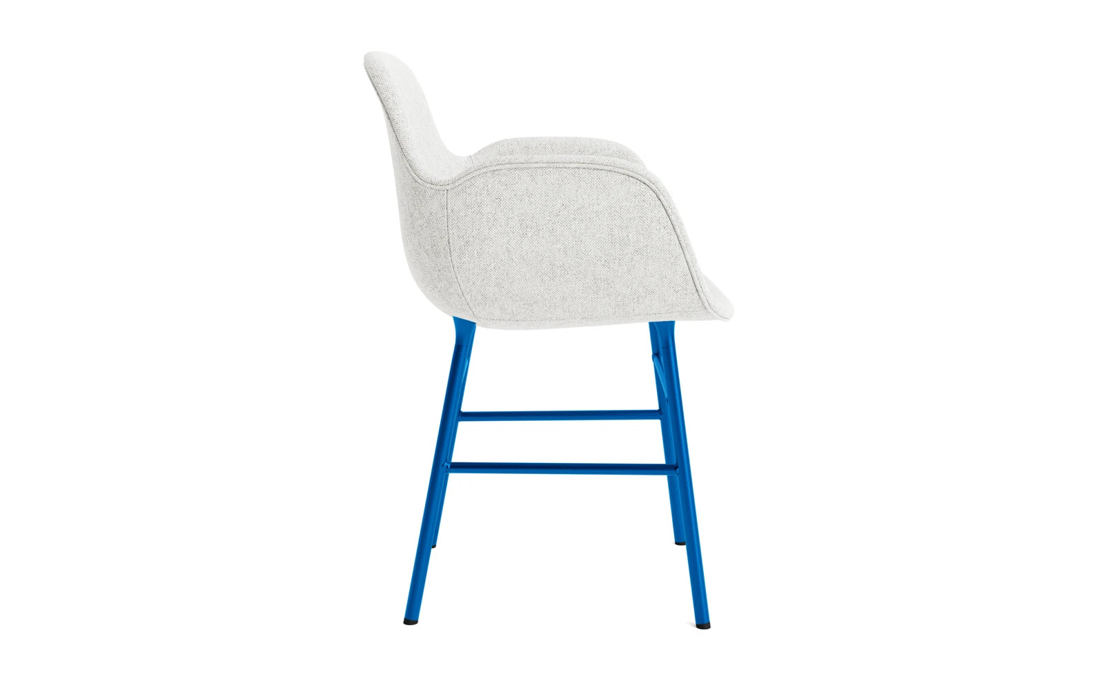 Entdecken Sie den Form Lehnstuhl in leuchtendem Blau von Normann Copenhagen – ein stilvolles, gepolstertes Möbelstück, das Komfort und Eleganz vereint.