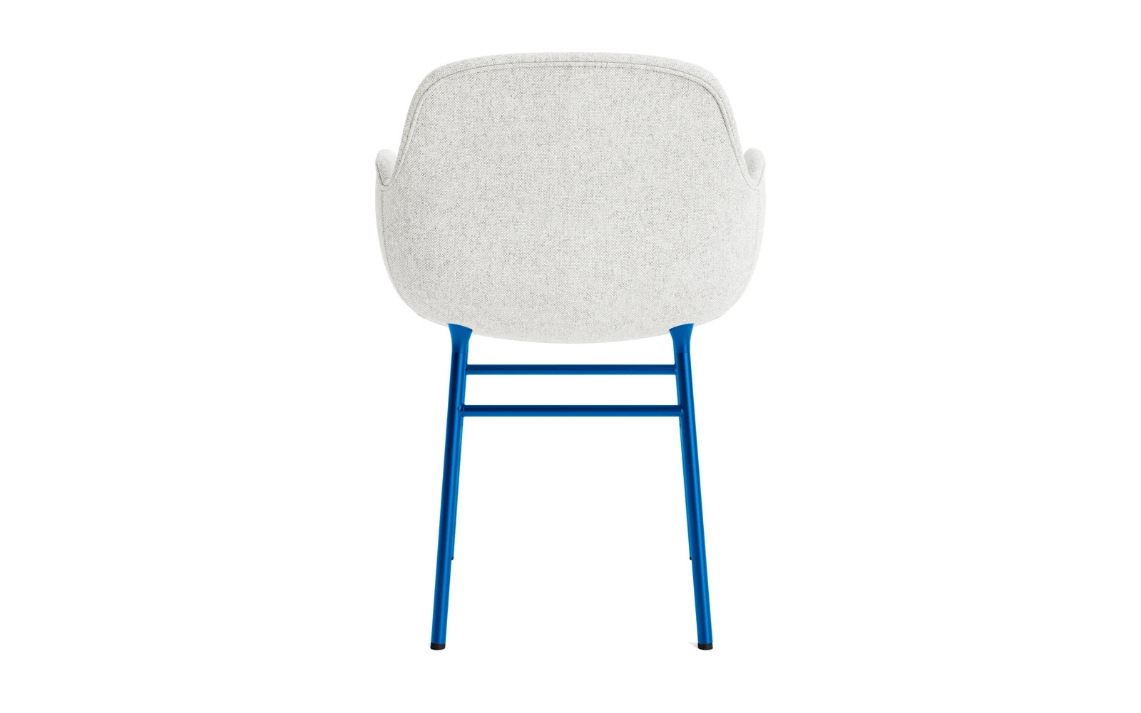 Erleben Sie den Form Lehnstuhl in strahlendem Blau von Normann Copenhagen – ein elegantes, gepolstertes Designhighlight für jeden Raum.