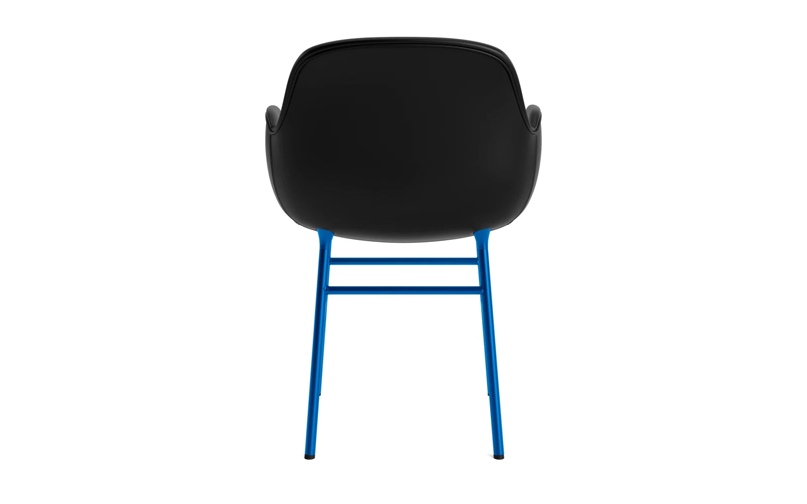Erleben Sie den Form Lehnstuhl in strahlendem Blau von Normann Copenhagen – ein elegantes Designstück aus robustem Stahl und luxuriösem Ultra Leder, das Stil und Bequemlichkeit vereint.
