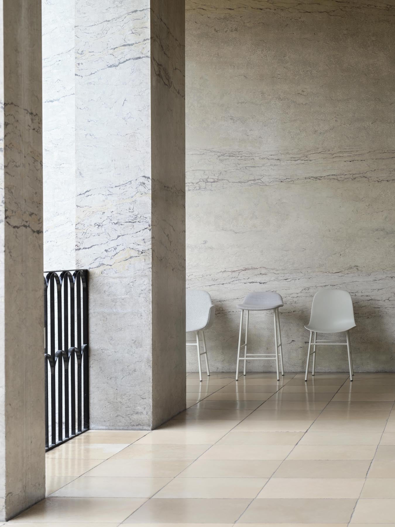 Entdecken Sie den eleganten Form Barstuhl 65 cm in creme, gepolstert und aus Stahl Remix von Normann Copenhagen – der Inbegriff von modernem Komfort und Stil.