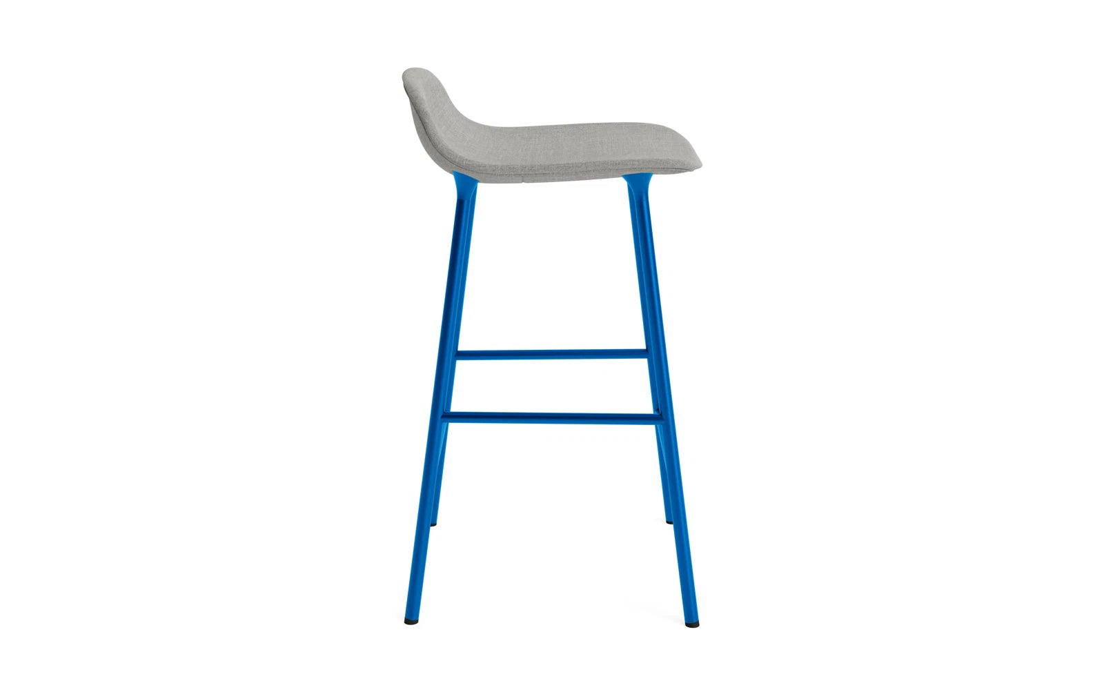 Entdecken Sie den Form Barstuhl 65 cm in lebhaftem Blau von Normann Copenhagen. Gepolstert und elegant, ideal für moderne Wohnräume.