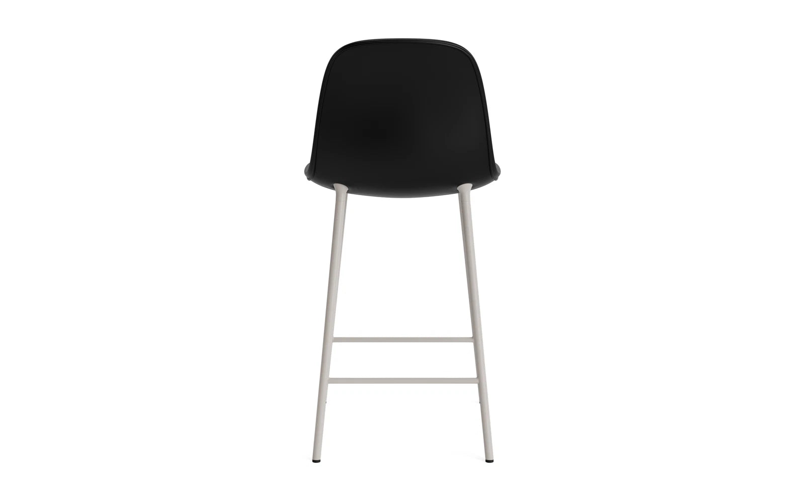 Erleben Sie den Form Barstuhl 75 cm gepolstert in elegantem warmen Grau, der durch sein modernes Design und luxuriöse Materialien von Normann Copenhagen überzeugt.
