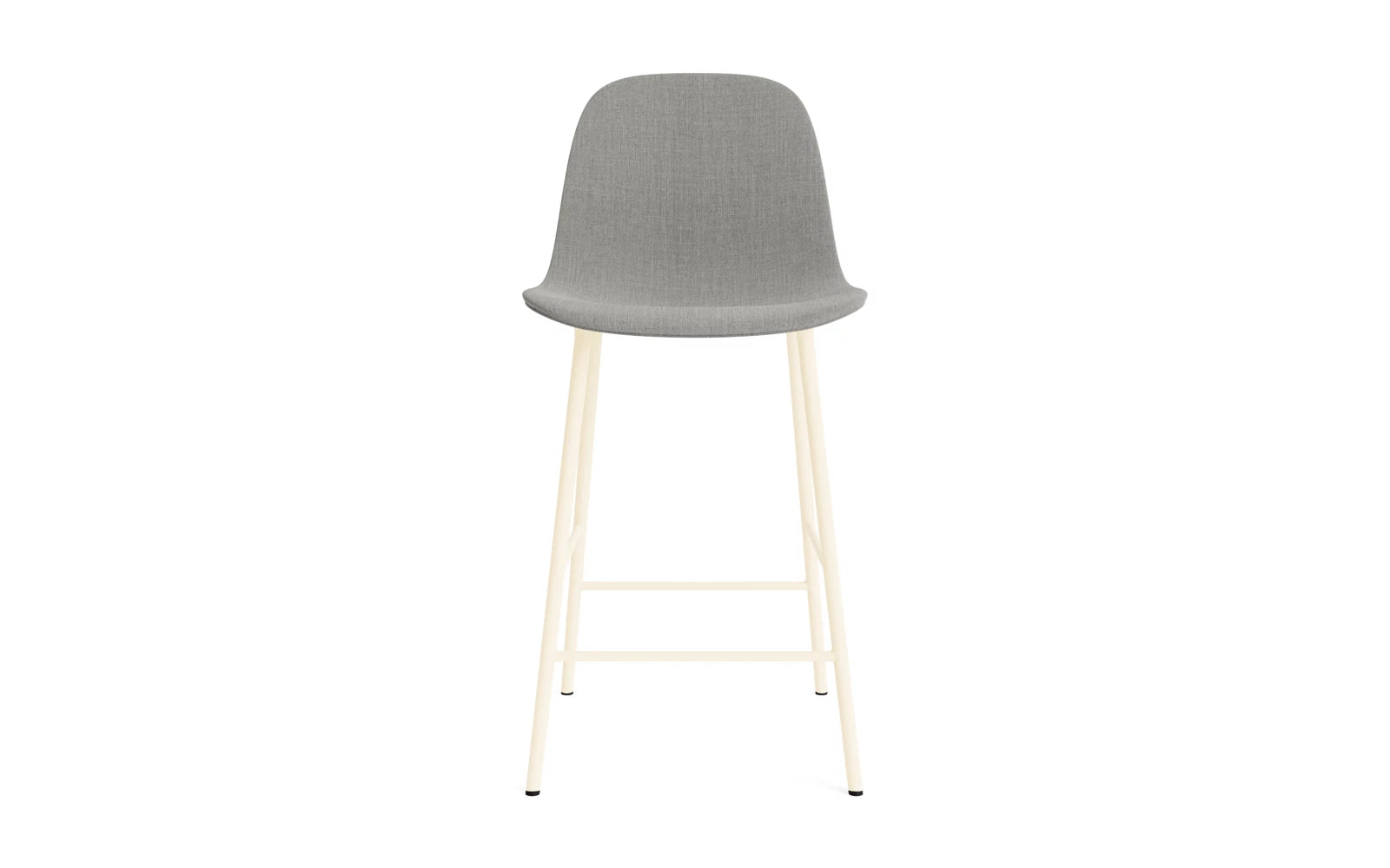 Erleben Sie den eleganten Form Barstuhl 65 cm in creme, gepolstert und aus robustem Stahl Remix von Normann Copenhagen – der perfekte Akzent für Ihr Zuhause.