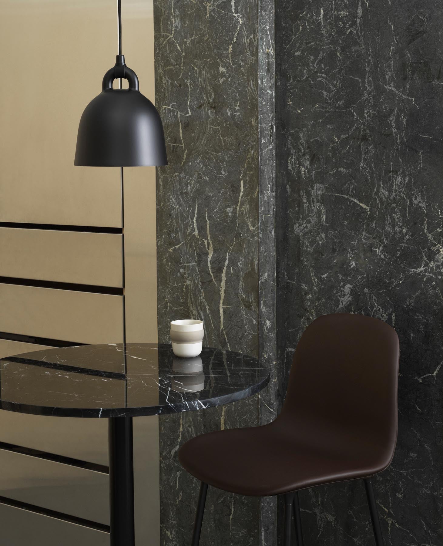 Entdecken Sie den Form Barstuhl 65 cm in lebhaftem Blau von Normann Copenhagen. Gepolstert und elegant, ideal für moderne Wohnräume.