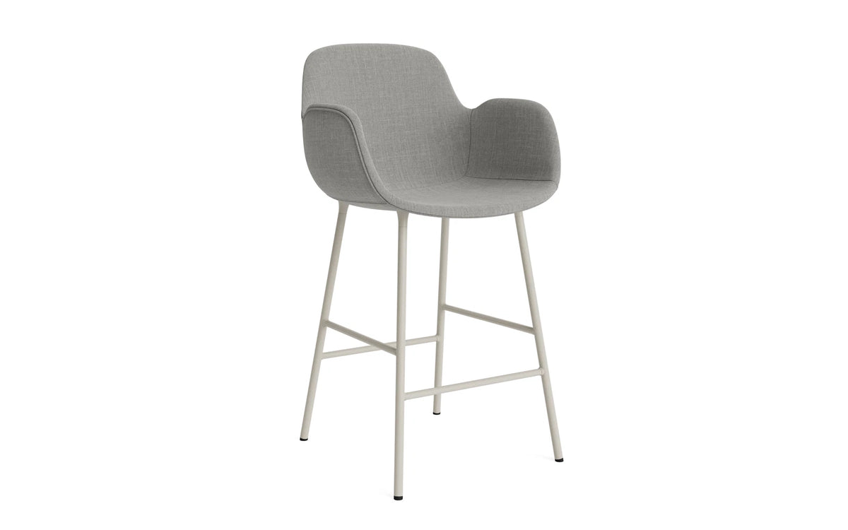 Form Barstuhl mit Armlehne 65 cm gepolstert Hellgrau Stahl/Remix in Remix 133 präsentiert im Onlineshop von KAQTU Design AG. Barstuhl ist von Normann Copenhagen
