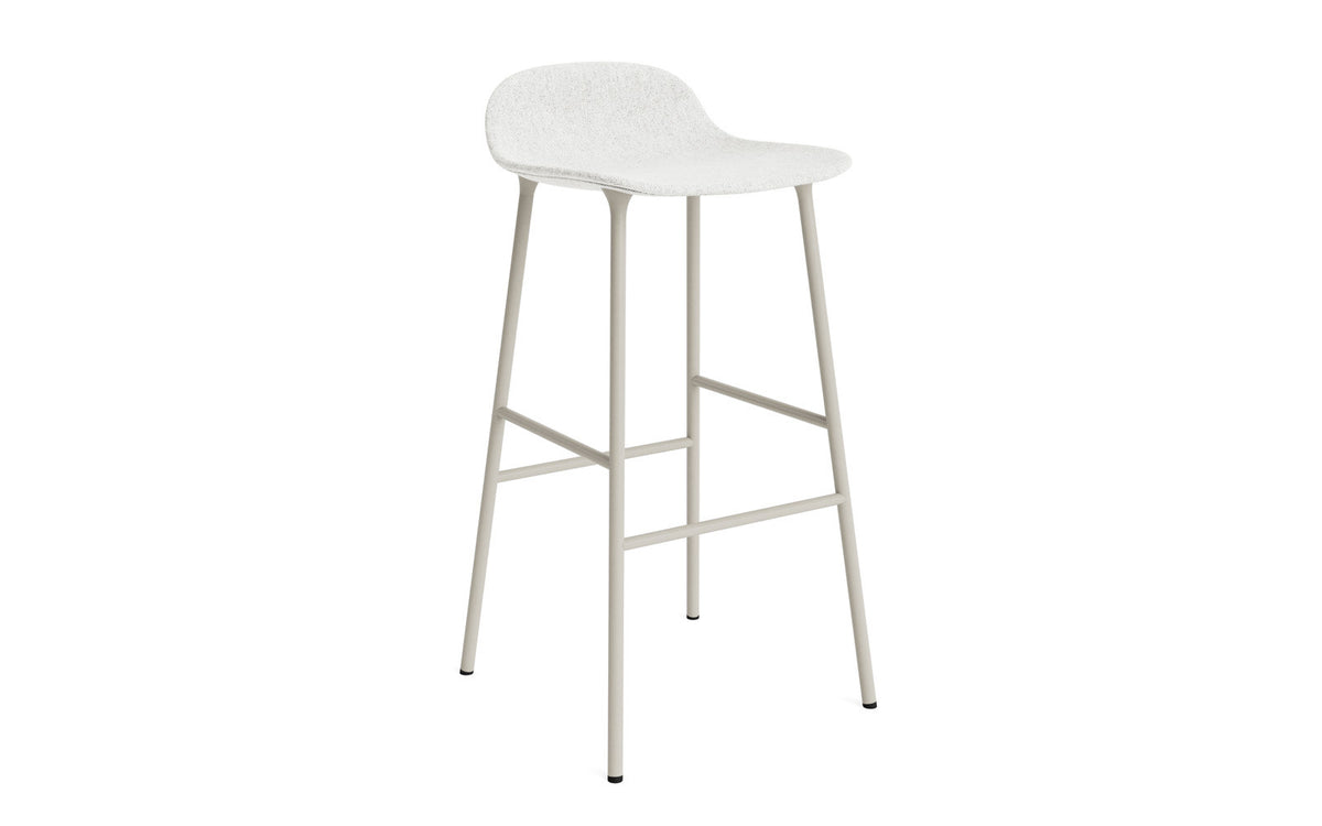 Form Barstuhl 75 cm gepolstert Hellgrau Stahl Hallingdal in Hallingdal 110 präsentiert im Onlineshop von KAQTU Design AG. Barstuhl ist von Normann Copenhagen