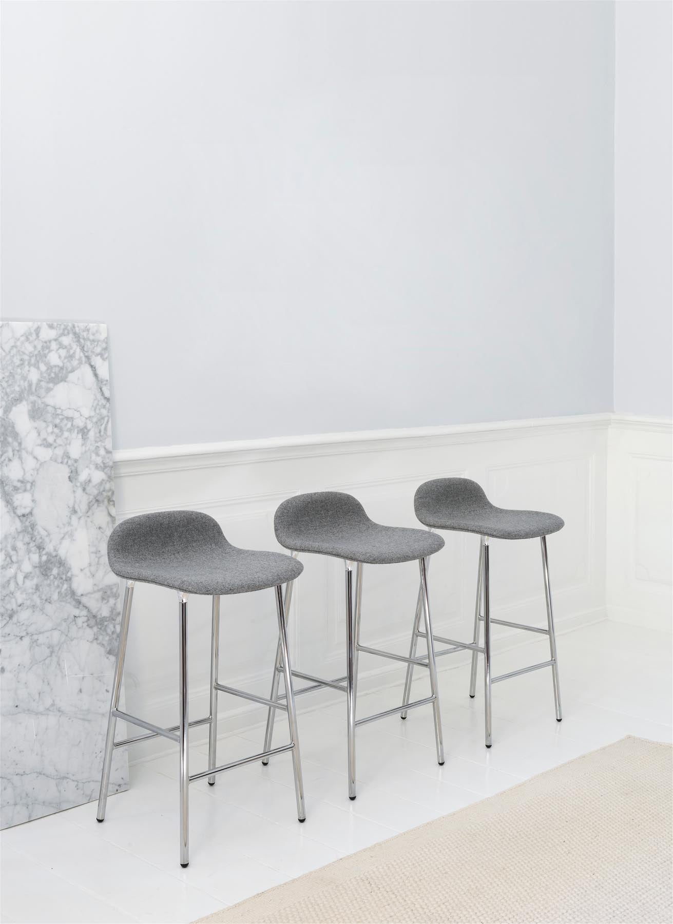 Entdecken Sie den eleganten Form Barstuhl 75 cm gepolstert in creme Ultra von Normann Copenhagen – ein stilvolles Designhighlight für jeden Raum.