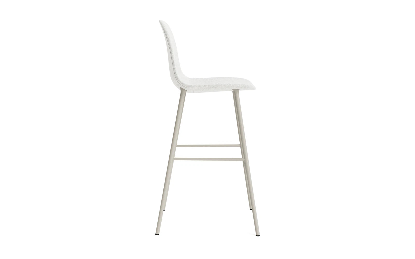 Eleganter Form Barstuhl 75 cm in stilvollem Hellgrau, gepolstert mit hochwertigem Hallingdal-Stoff und stabiler Stahlkonstruktion – ideal für moderne Küchen und Bars.