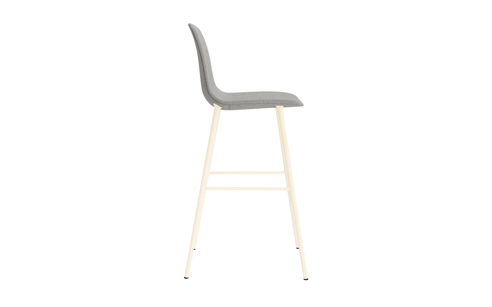 Eleganter Form Barstuhl 75 cm gepolstert in Creme von Normann Copenhagen. Ideal für stilvolle Küchen und Bars, vereint er Komfort mit modernem Design.