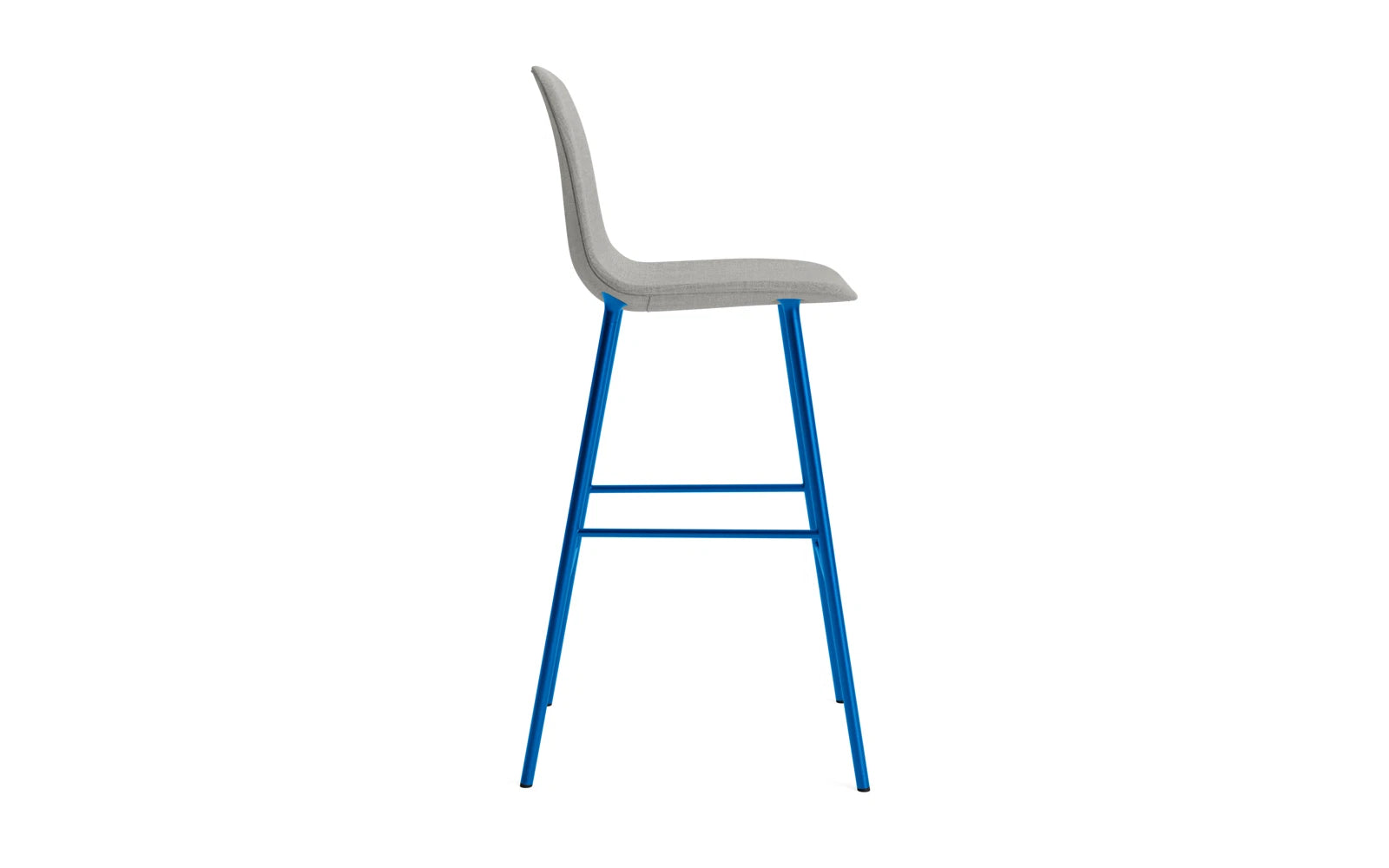 Genießen Sie den Form Barstuhl 75 cm in leuchtendem Blau von Normann Copenhagen – ein stilvolles Möbelstück, das Komfort und modernes Design vereint!