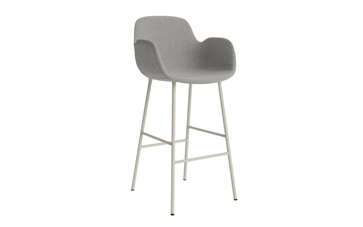 Form Barstuhl mit Armlehne 75 cm gepolstert Hellgrau Stahl/Remix in Remix 133 präsentiert im Onlineshop von KAQTU Design AG. Barstuhl ist von Normann Copenhagen